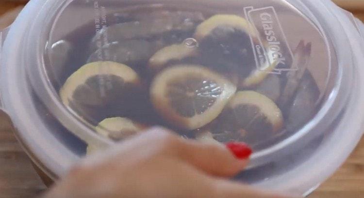 Nous fermons le contenant de fruits de mer avec un couvercle et l'envoyons dans les sacs pour le conserver au réfrigérateur.