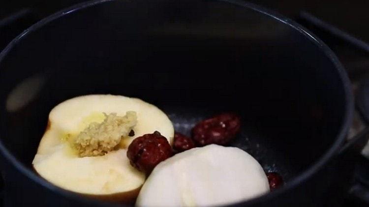 Ajouter le gingembre râpé, l'ail et les dattes râpées sur une râpe fine.