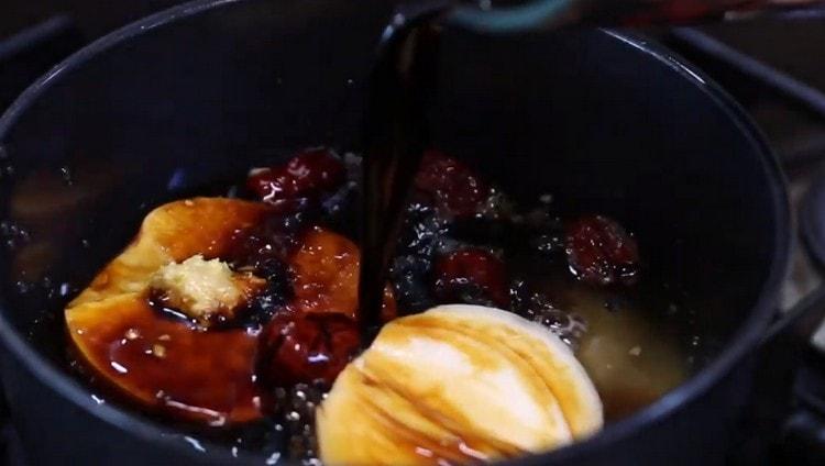 Ajouter de l'eau, sauce soja.