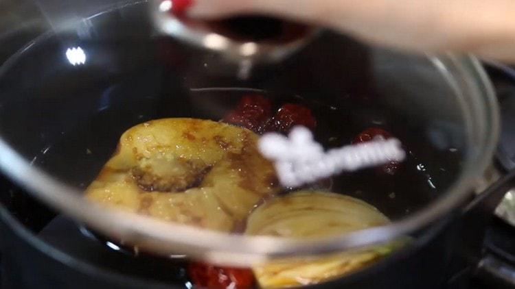 Cuire la marinade sous le couvercle pendant une demi-heure.