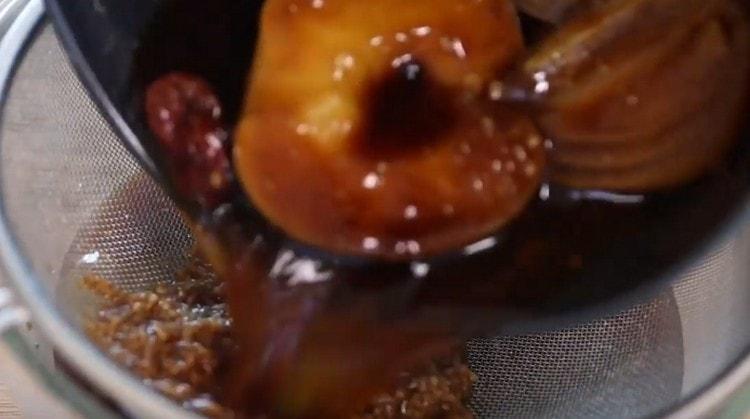 Filtrer la marinade et laisser refroidir.