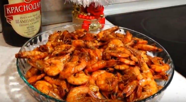 Пържените скариди в соев сос са много ароматни и сочни.