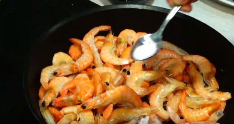 Добавете малко сол.