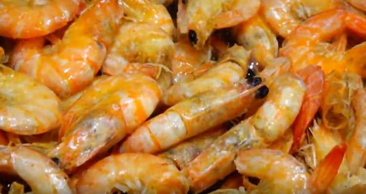 Сега добавете растителното масло.