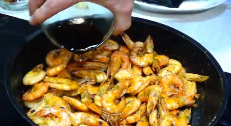 Добавете соев сос.