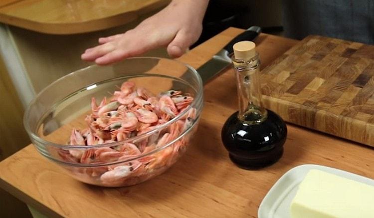 Скаридите трябва да се размразят.