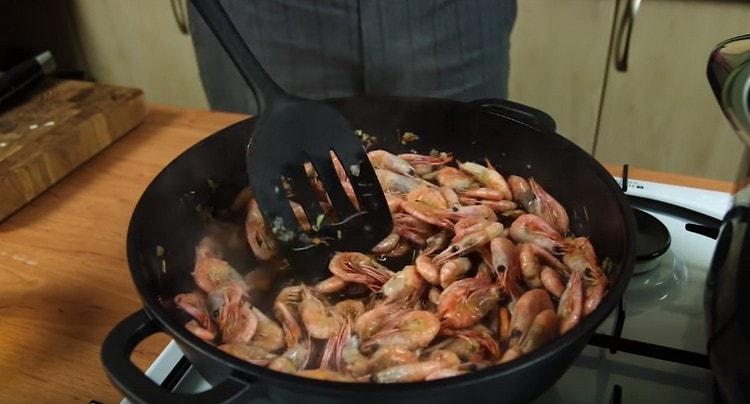 Важно е също да добавите лимонов сок към скаридите.