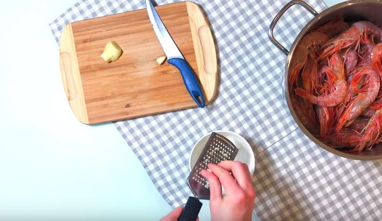 Răciți rădăcina de ghimbir, usturoi.