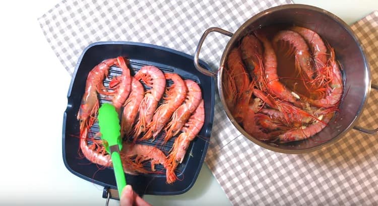 Întoarceți creveții în cealaltă parte și prăjiți și voi.