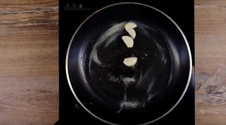 Mettez quelques gousses d'ail dans l'huile.