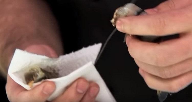 Tout d’abord, nous déchirons la tête de la crevette.