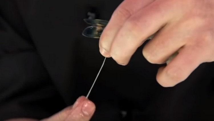 Nous faisons une incision à l'arrière de la crevette et retirons la veine intestinale.