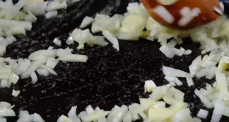 Faire revenir l'oignon et l'ail haché dans le beurre.