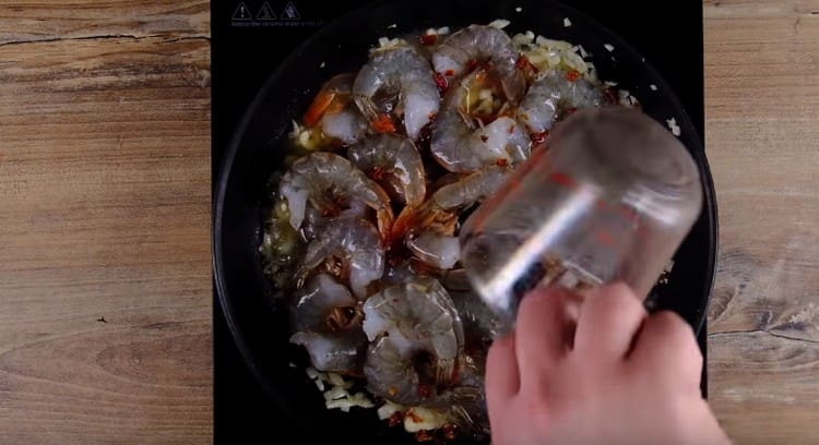 Ajouter le vin blanc sec et le jus de citron dans le plat à fruits de mer.