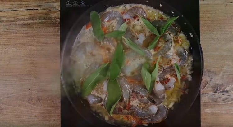 Ajouter la sauge ou l'origan et laisser mijoter les crevettes pendant 15 minutes.