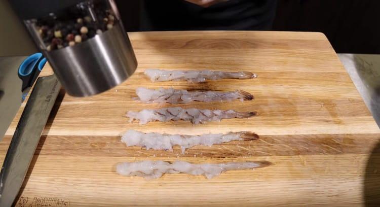 ملح وفلفل روبيان حسب الرغبة.