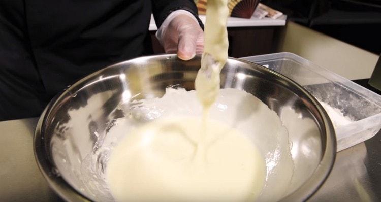 بعد الطحين ، لفة الروبيان في الخليط.