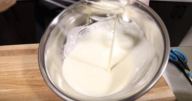 خلط الخليط ، وأنها ليست سميكة جدا.