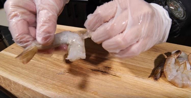 نحن تنظيف الروبيان.