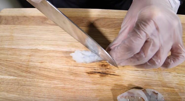 لتمديد الروبيان ، قم بإجراء ثلاث جروح عليه.