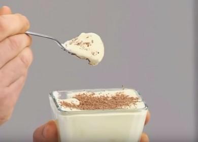 Pregătim crema potrivită pentru tiramisu cu mascarpone conform unei rețete pas cu pas cu o fotografie.