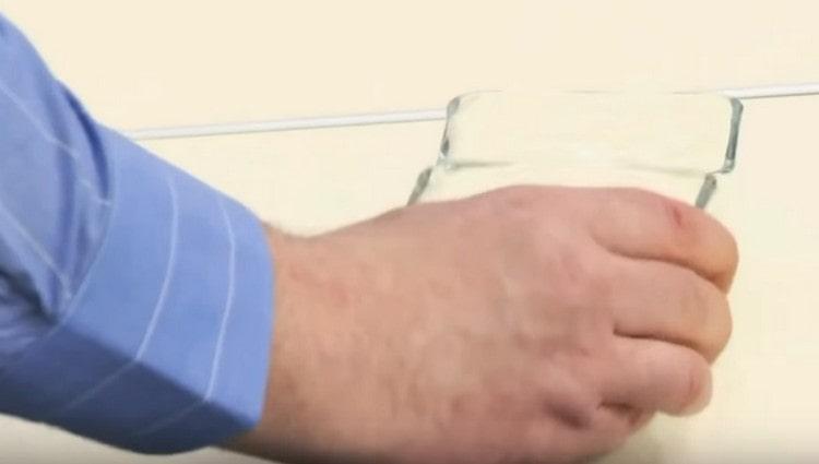 Schütteln Sie die Form ein wenig, damit die Creme alle Hohlräume ausfüllt.