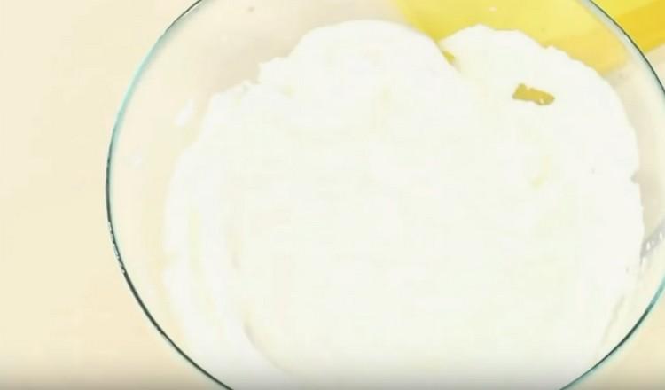 Rühren Sie die Rührer mit einem Mixer zu einem widerstandsfähigen Schaum.