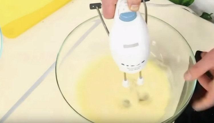 Das Eigelb mit Zucker weiß schlagen.
