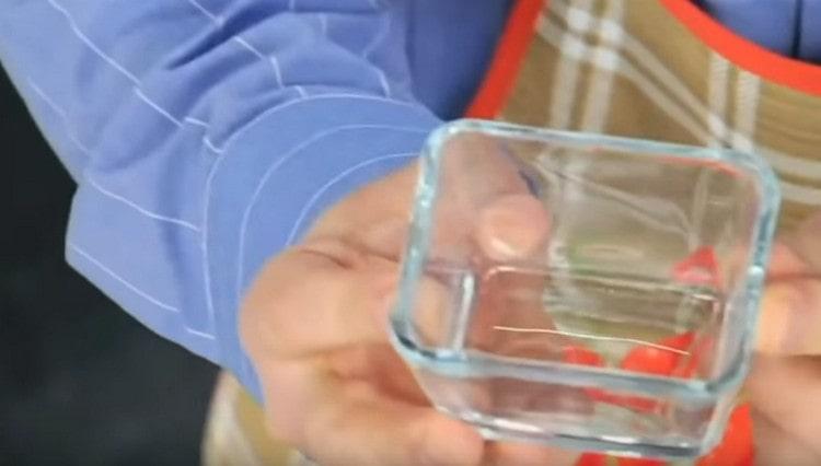 Es ist praktisch, Tiramisu in kleinen Glasformen zu formen.