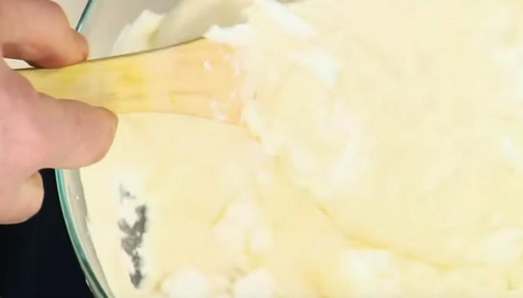 Die Creme sehr vorsichtig und langsam mischen.