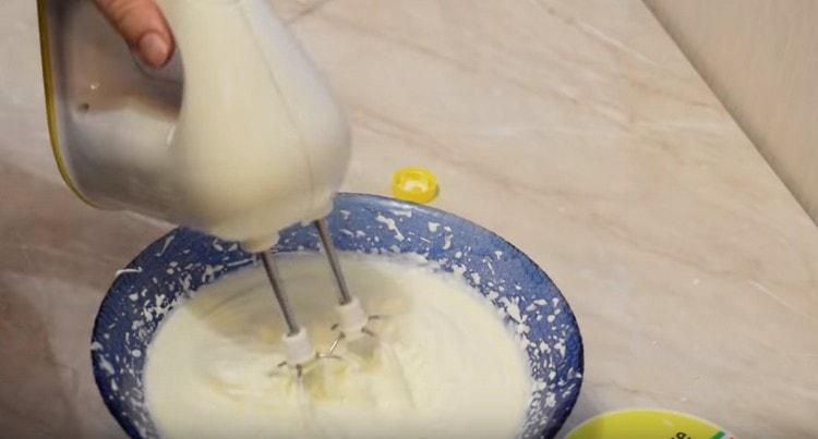 Разбийте сметаната до устойчиви върхове.