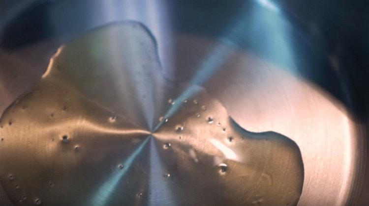 Varm olivenolien i en gryde med en tyk bund.