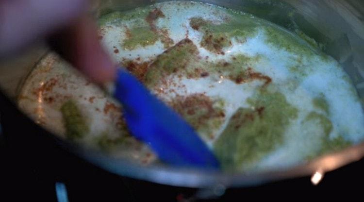 Tilsæt fløde, salt og krydderier efter smag.