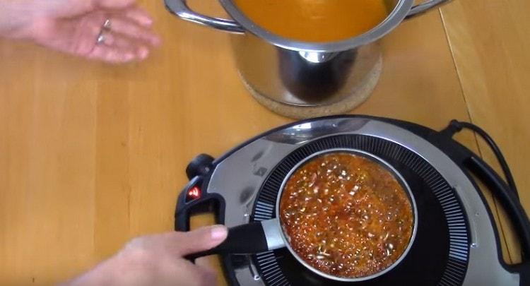 Aduceți sosul la omogenitate.