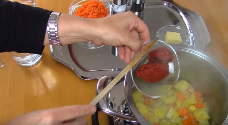 Adăugați pasta de roșii în legume.