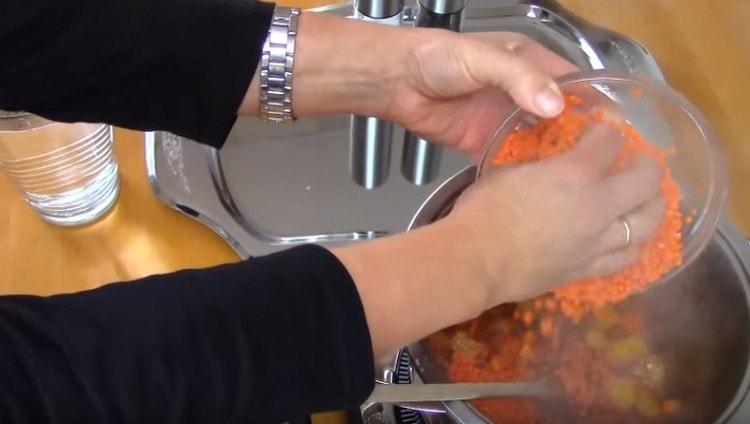 Adăugați lintea spălată.