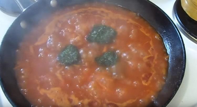 Adăugați verdeață tocată, proaspătă sau congelată.