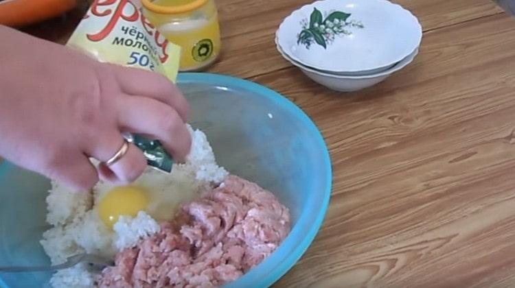 Adăugați oul, piperul și sarea.