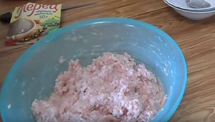Frământați bine carnea tocată, bateți-o puțin.