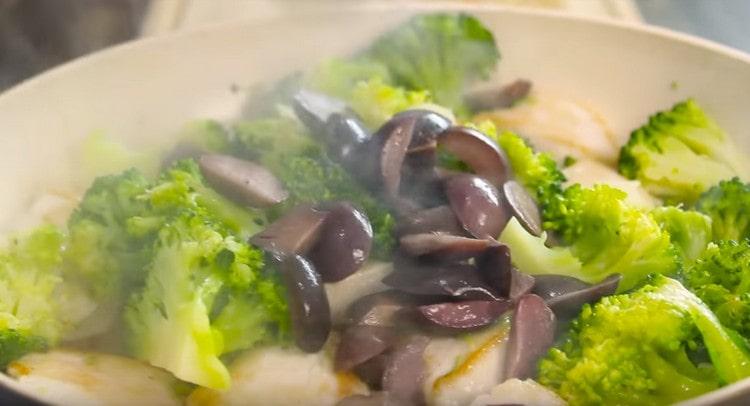 Magdagdag ng mga olibo sa kawali.