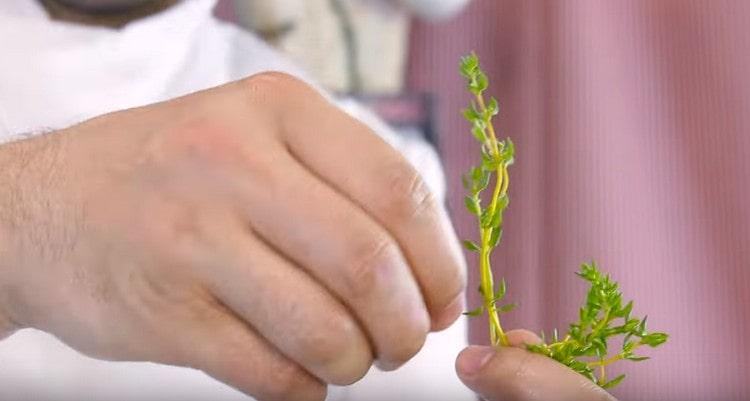 Magdagdag ng ilang mga dahon ng thyme.