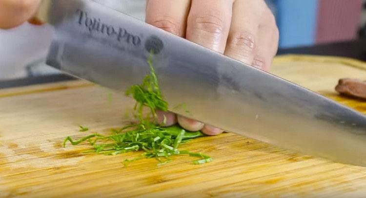 Gumiling ng ilang mga dahon ng basil at idagdag din sa ulam.