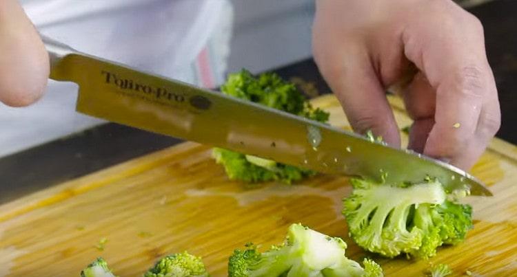 Hugasan namin ang broccoli at nahahati sa mga inflorescences.