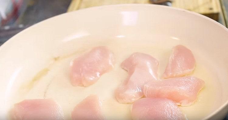 Pinakalat namin ang manok na fillet na hiniwa sa kawali.