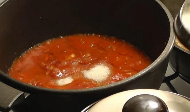 Fügen Sie der Sauce Zucker hinzu, um den Geschmack auszugleichen.