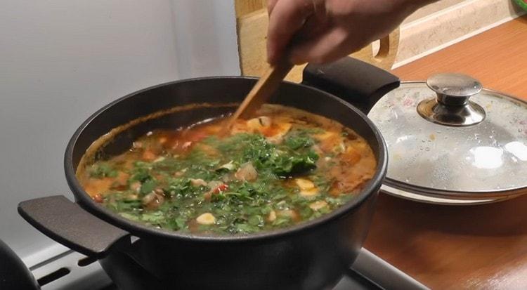 In die fast fertige Schüssel das Gemüse geben.