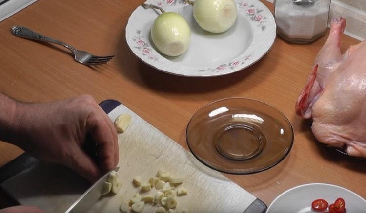 Wir hacken auch den Knoblauch.