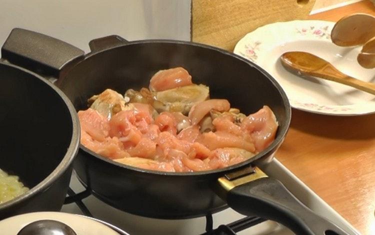 In einer anderen Pfanne die Hähnchenstücke anbraten.