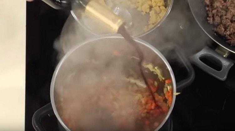 Agregue vino tinto a las verduras.