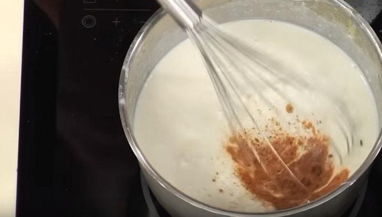 Agregamos nuez moscada a la salsa bechamel.